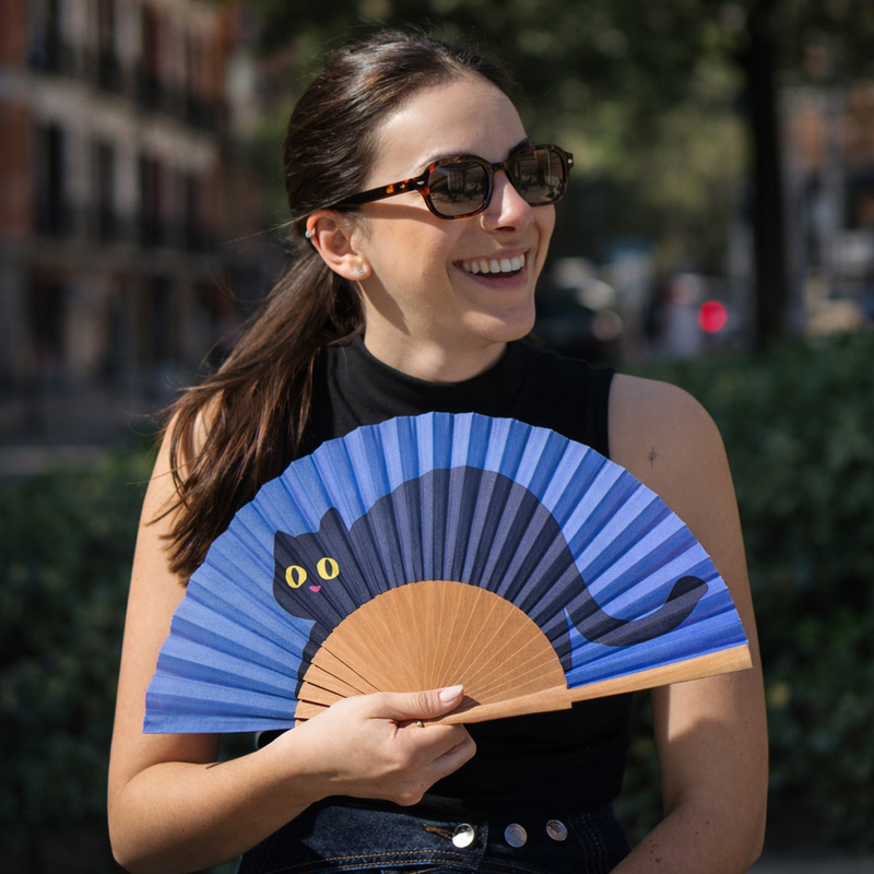 Abanico con gato tumbado