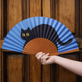 Abanico con gato tumbado