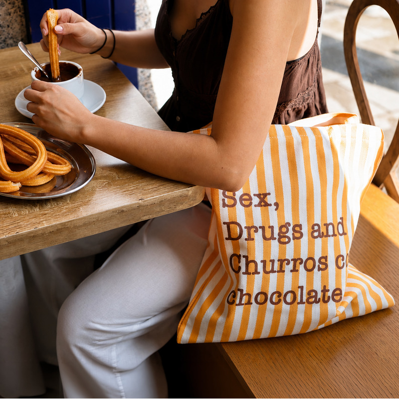 Tote bag de rayas con mensaje Sex, drugs and churros con chocolate