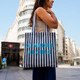 Tote bag de rayas con mensaje De Madrid al cielo