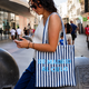 Tote bag de rayas con mensaje De Madrid al cielo