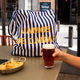 Tote bag de rayas con mensaje Vamos de cañas