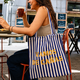 Tote bag de rayas con mensaje Vamos de cañas