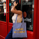 Tote bag de rayas con mensaje Vamos de cañas