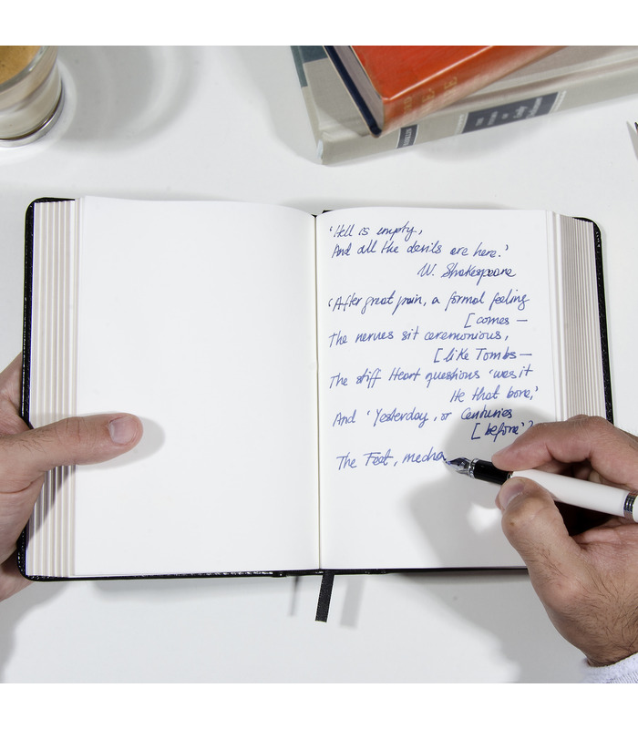 Se puede escribir con todo tipo de bolígrafos, plumas y lápices