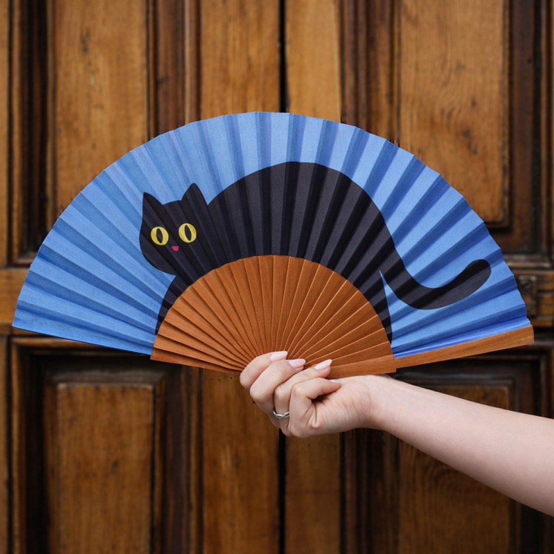 Éventail original avec chat couché