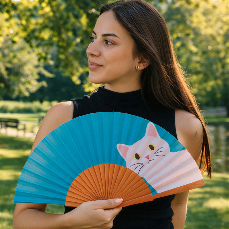 Éventail original avec chaton voyeur